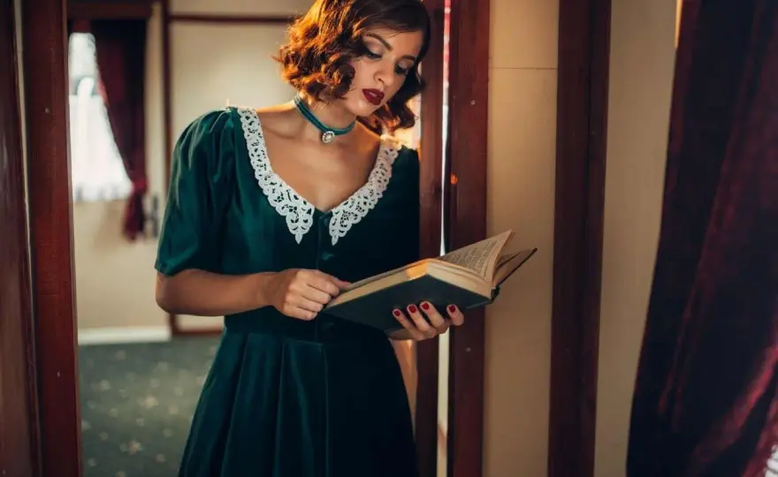 Moda damska lat 40. Jak stworzyć stylizację retro?