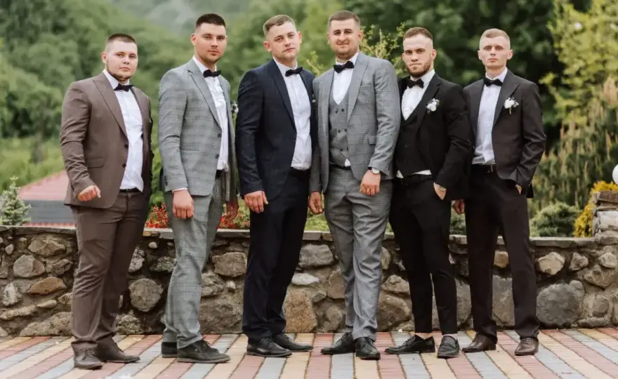 Garnitur na wesele - jak wybrać idealny i uniknąć wpadek?