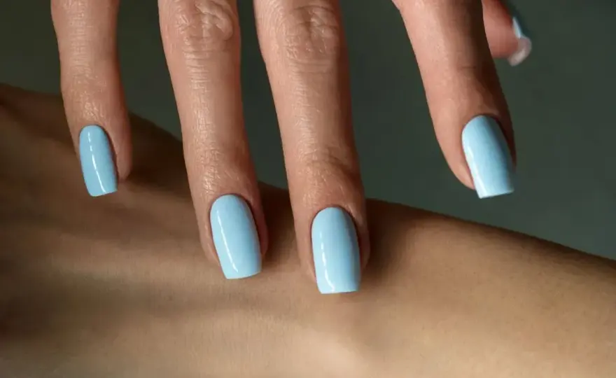 Paznokcie do błękitnej sukienki - Jak dobrać idealny manicure?