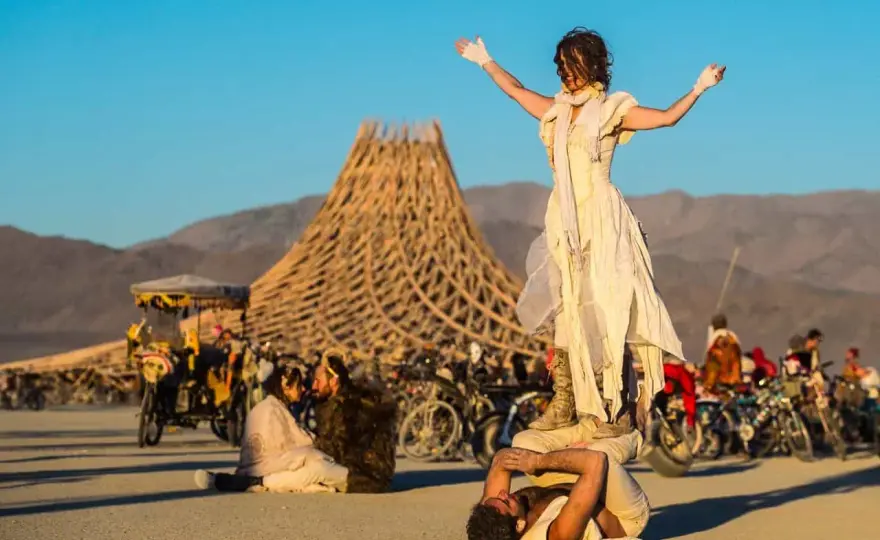 Stylizacja na Burning Man - co założyć na pustynię?