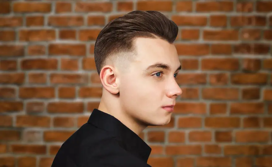 Męskie fryzury odmładzające - Jak odjąć sobie lat cięciem?