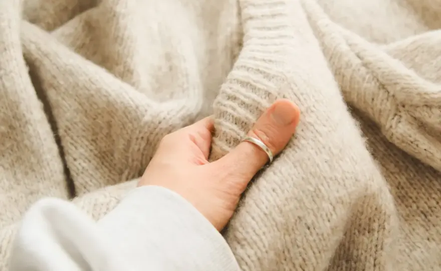 Sfilcowany sweter - uratuj go! Proste triki krok po kroku