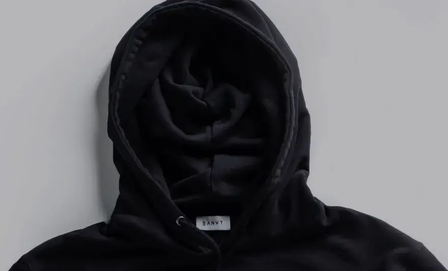 Co to jest hoodie? Wyjaśniamy definicję, historię i stylizacje