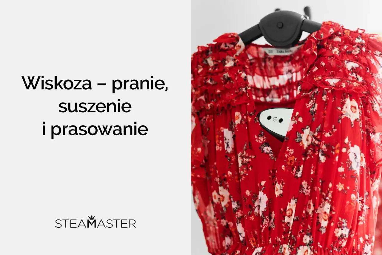 Czerwona sukienka w kwiaty, na wieszaku, z parownicą. Czy wiskoza się gniecie? Dowiedz się, jak prać, suszyć i prasować wiskozę.
