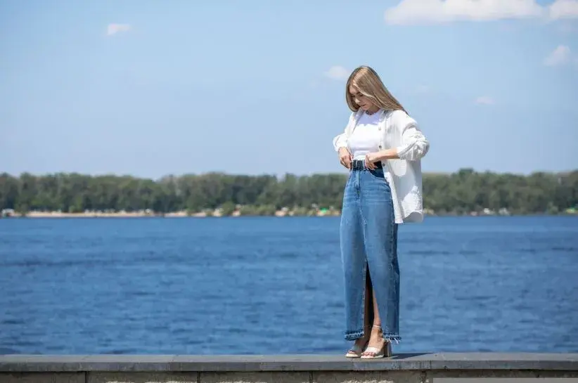Długa koszula: jak nosić stylowo? Praktyczne porady i inspiracje