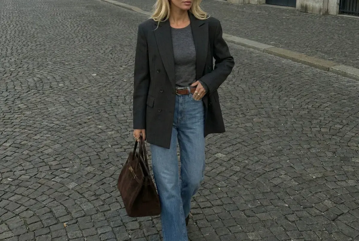 Elegancka stylizacja: szary longsleeve, jeansy, marynarka i brązowa torebka. Idealny zestaw na co dzień.