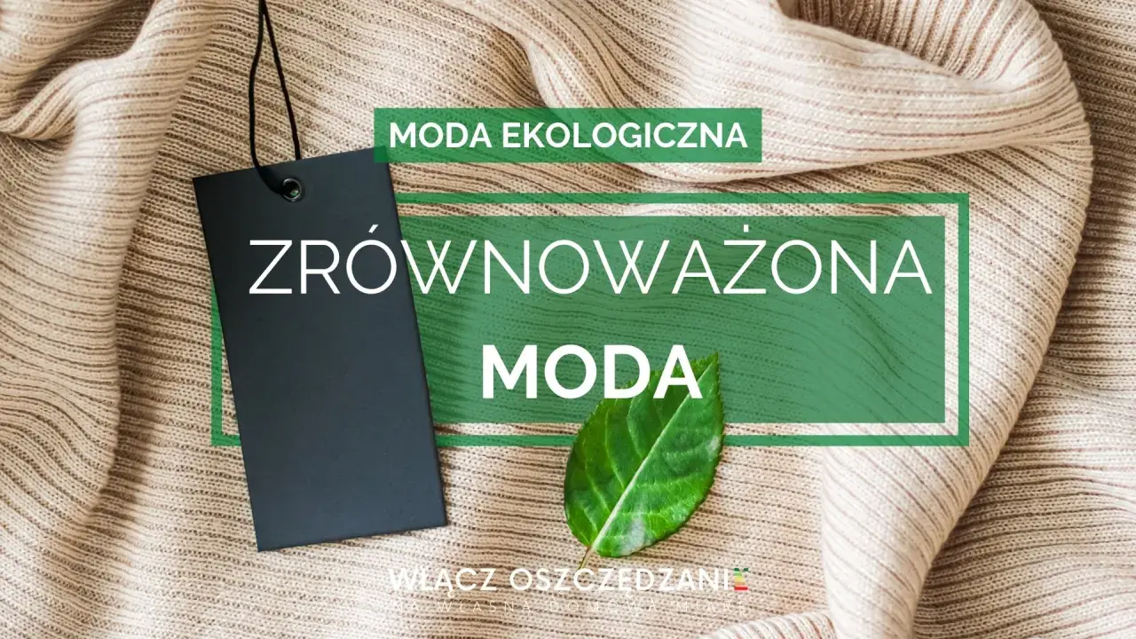 Ekologiczne tekstylia co to? Zrównoważona moda, zielony liść i czarna metka na beżowym swetrze.