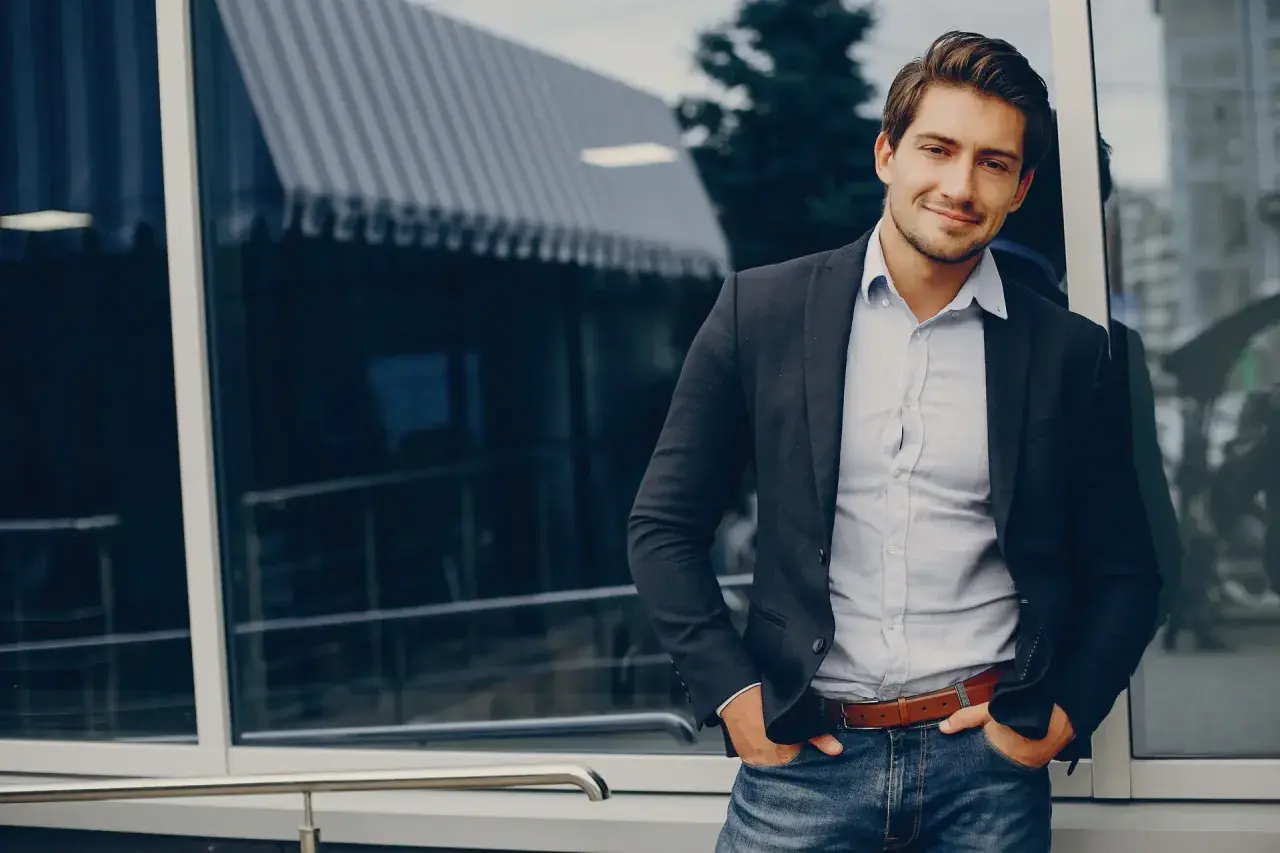 Mężczyzna w marynarce i jeansach, idealny przykład stylu business casual.
