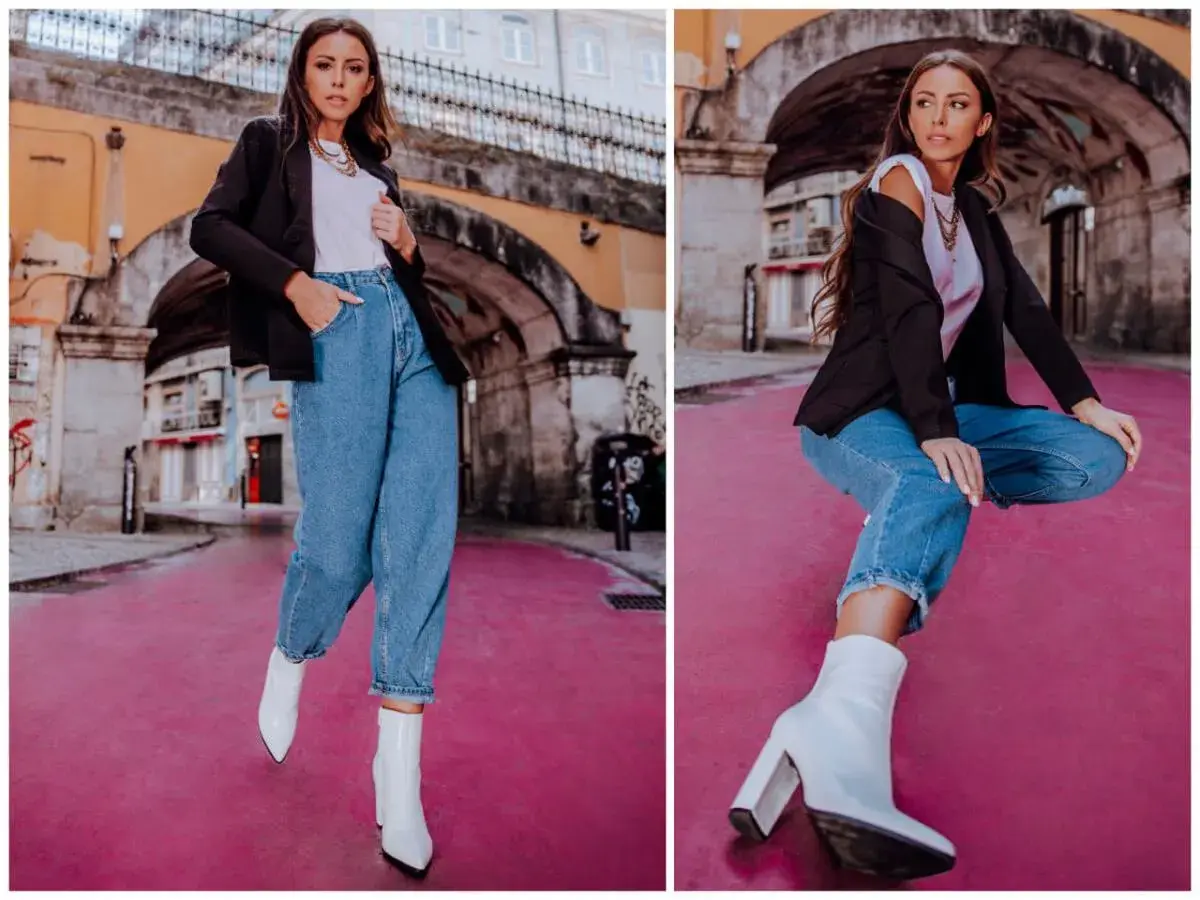 Kobieta w jeansach mom fit i białych kozaczkach na obcasie. Stylizacja idealna dla każdej kobiety ceniącej wygodę i modny wygląd.