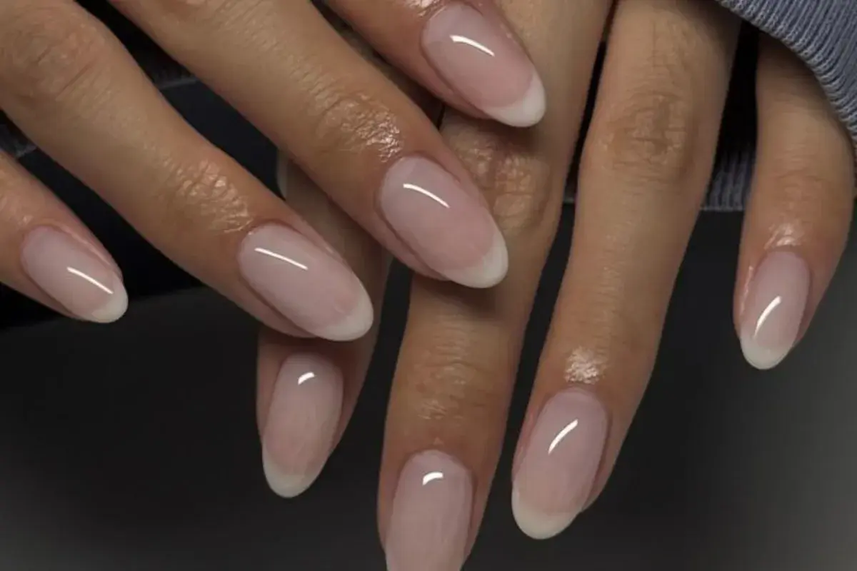 Eleganckie paznokcie old money w klasycznym wydaniu. Delikatny róż i subtelna biel tworzą ponadczasowy french manicure.