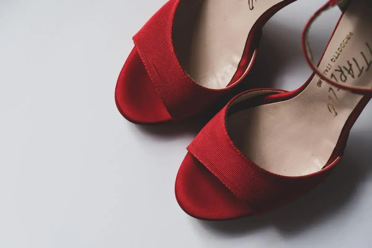 Eleganckie, czerwone buty na wesele, idealne do czerwonej sukienki. Wygodne i stylowe, dodadzą blasku każdej stylizacji.
