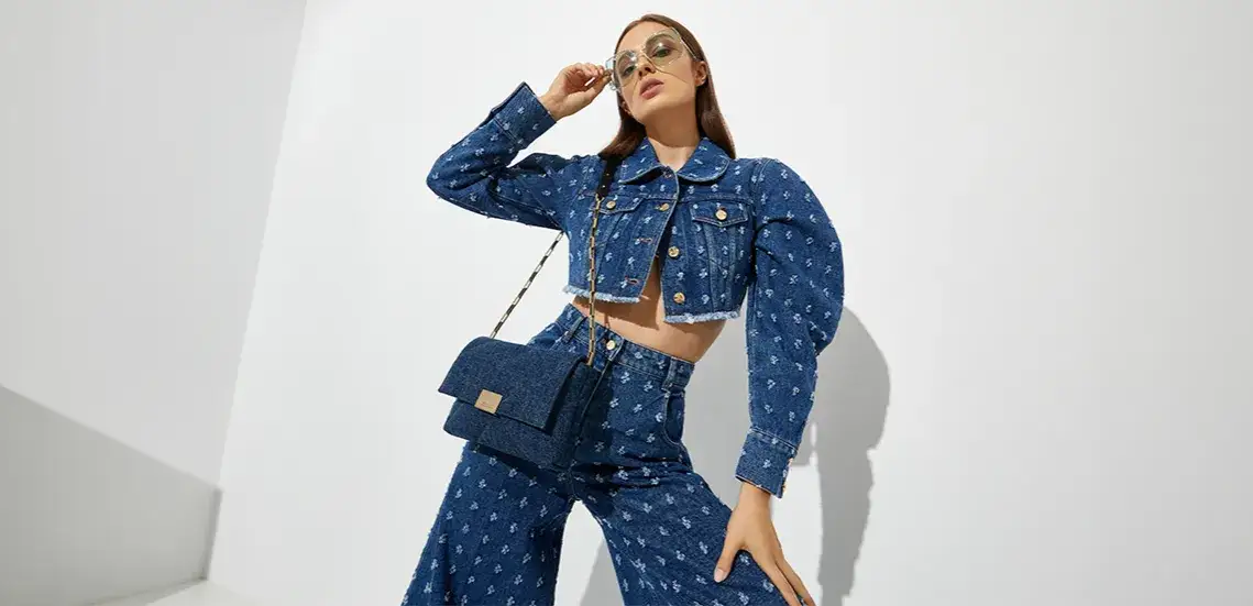 Stylizacje jeans total look różne odcienie denimu