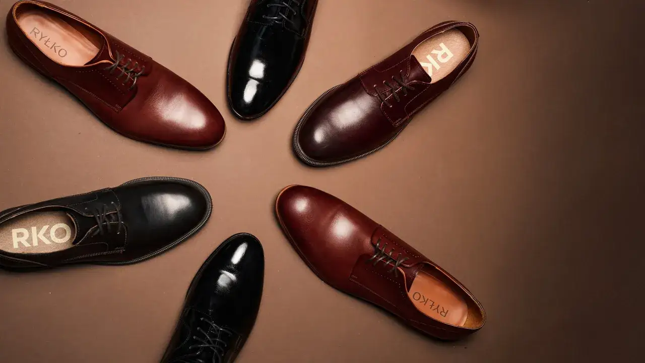 Eleganckie buty męskie: czarne lakierki i brązowe półbuty. Idealne, by dobrać jakie buty do czarnego garnituru.