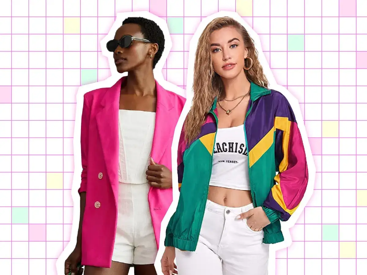 Dwie kobiety prezentują stylizacje w klimacie moda lat 80. Jedna w fuksjowej marynarce i białych szortach, druga w kolorowej kurtce typu bomber.