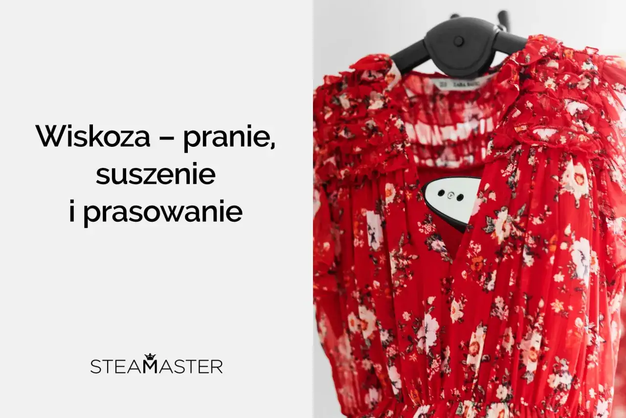 Czerwona sukienka w kwiaty, na wieszaku, z parownicą. Czy wiskoza się gniecie? Dowiedz się, jak prać, suszyć i prasować wiskozę.