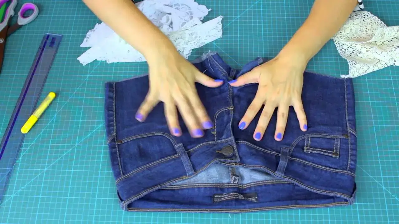 spersonalizowane szorty jeansowe DIY, przetarcia na jeansach, naszywki na szortach