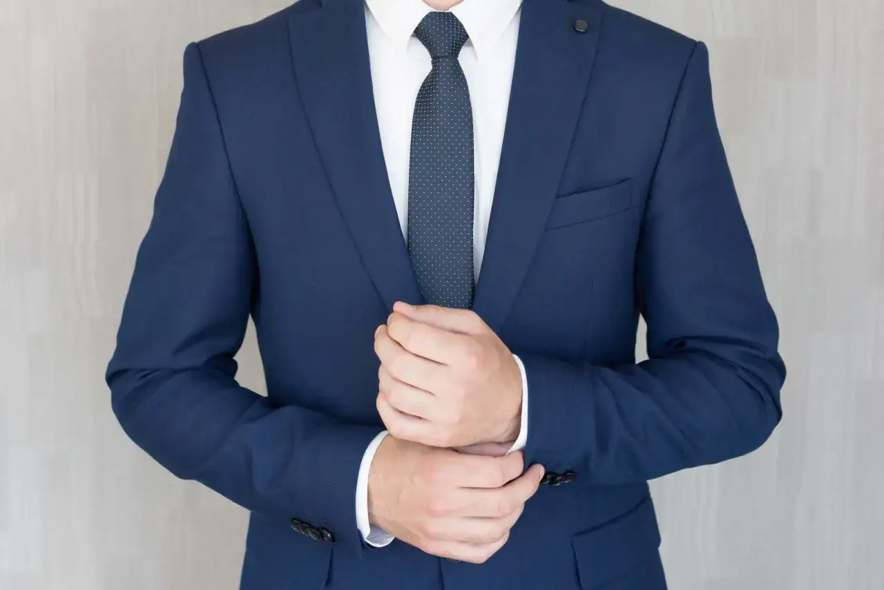 Mężczyzna w granatowym garniturze i białej koszuli, elegancka stylizacja