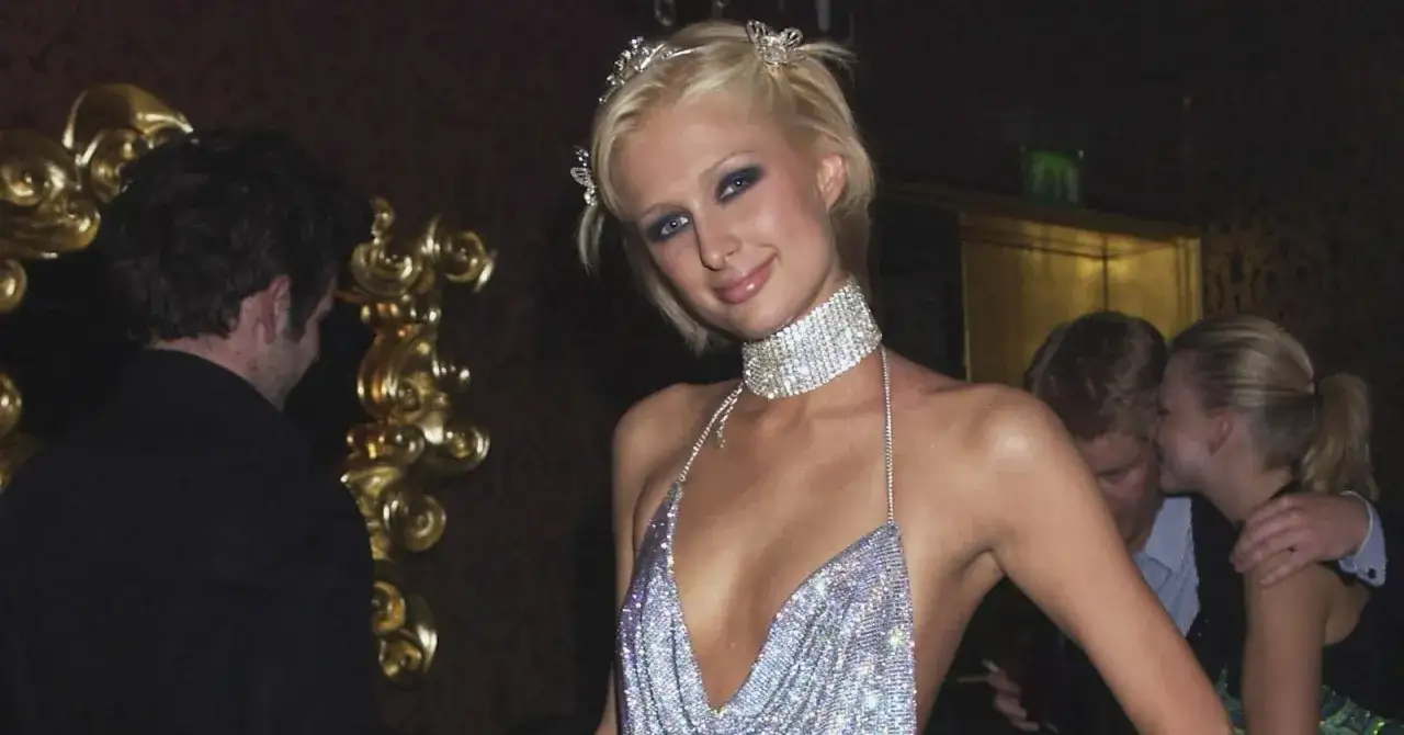 Paris Hilton w błyszczącej kreacji i diamentowej biżuterii, uosobienie mody i imprez lat 2000.