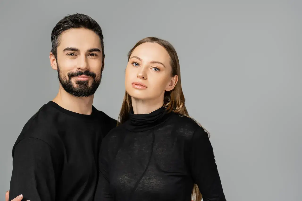 Para, która wygląda jakby mogła nosić ubrania unisex. On z brodą, ona z długimi włosami.