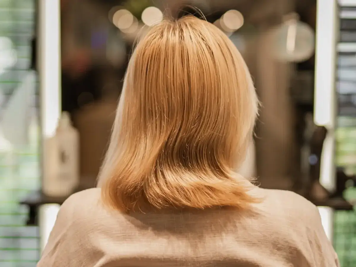Blond włosy z widocznymi refleksami, zastanawiasz się, czy toner pokryje siwe włosy?